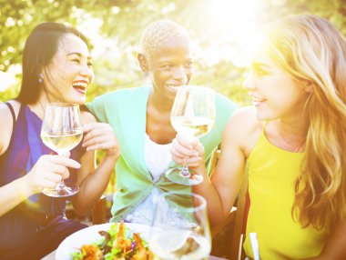 Arkadaşlar Out parti üzerinde asılı 