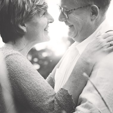 Dışarıda mutlu son sınıf çifti