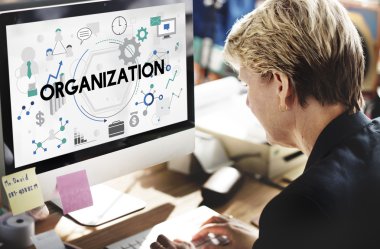 İş kadını ofiste çalışıyor.