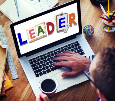 dizüstü bilgisayar kullanan adam