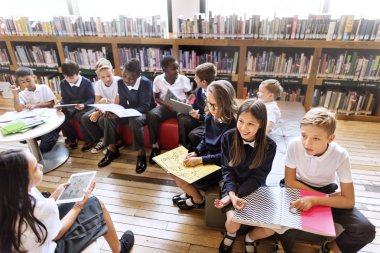 Sınıf okul Kitaplığı'nda