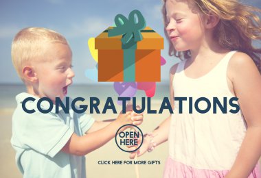 Çocuklar eğleniyor sahilde