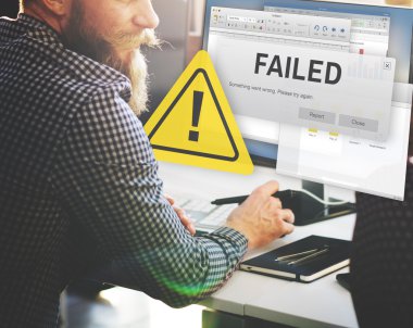 Başarısız olan bilgisayarda çalışan iş adamı