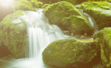 Taşlarla basamaklı şelale