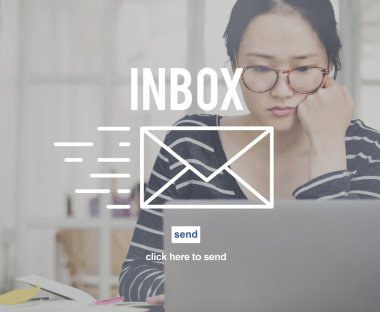 Dizüstü bilgisayarla çalışan kadın