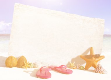 Beyaz ahşap tahta sahilde