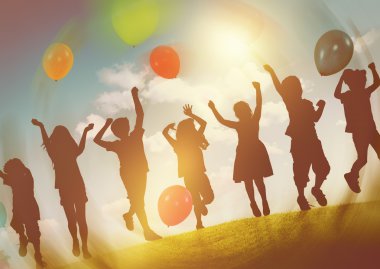 Çocuklar balonlarla oynuyor