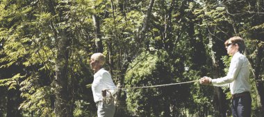 doğada poz iş adamları