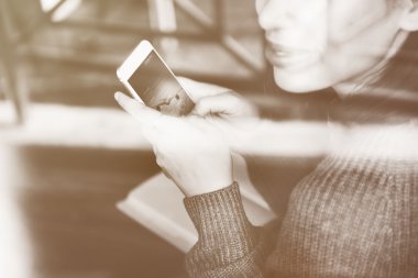 Akıllı telefonu olan genç bir kadın. 