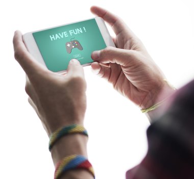 Cep telefonu kullanan adam