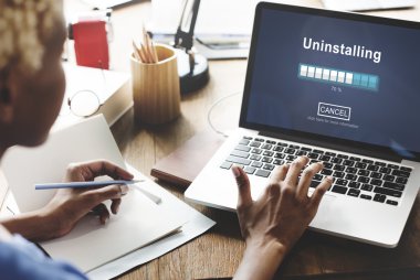 kaldırma ile dizüstü bilgisayar üzerinde çalışan kadın