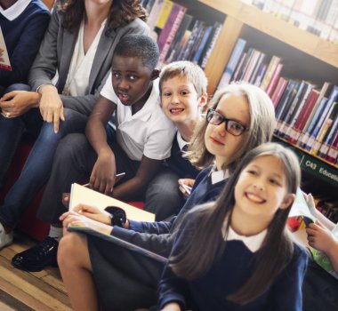 Grup Kitaplığı'nda okuyan çocuk