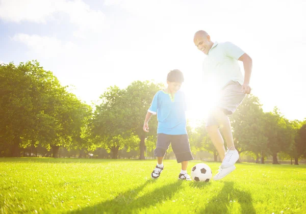Pai jogando futebol com o pequeno filho — Fotografia de Stock