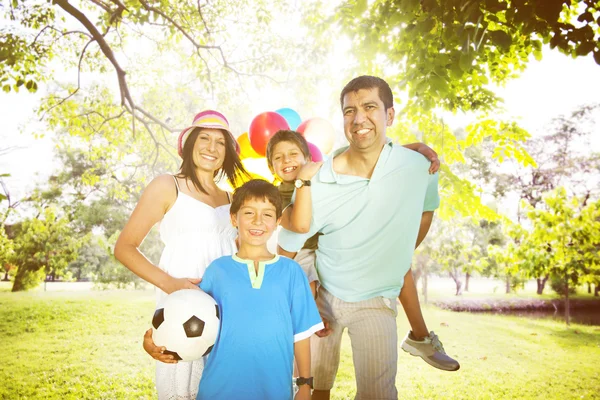 Família feliz juntos — Fotografia de Stock