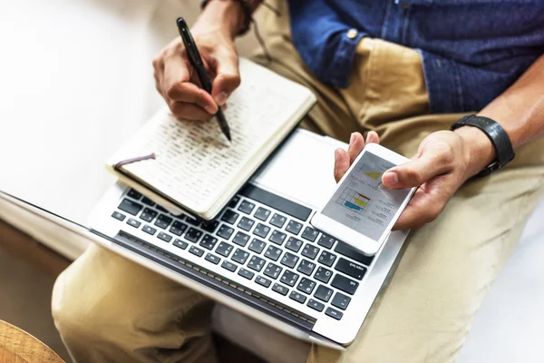 Homme travaillant avec ordinateur portable — Photo