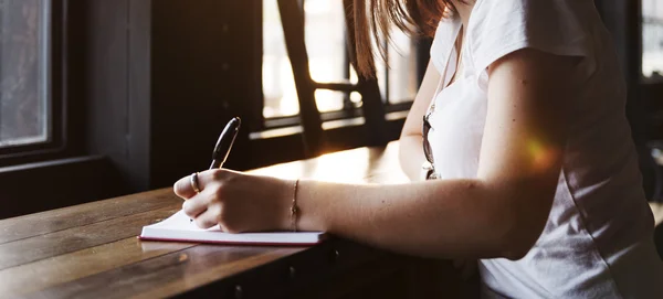 Mujer pensando y escribiendo — Foto de Stock