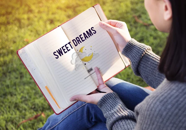 Kvinna läser bok och sweet dreams — Stockfoto