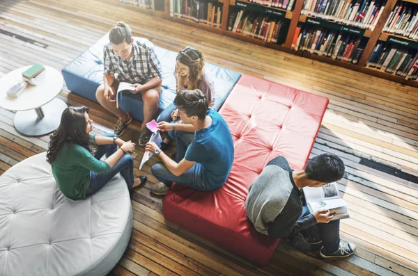 Öğrenciler birlikte öğrenme