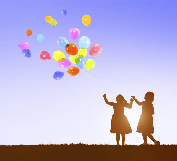 Niños jugando juntos con globos —  Fotos de Stock