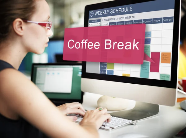 Affärskvinna arbetar på dator med kaffepaus — Stockfoto