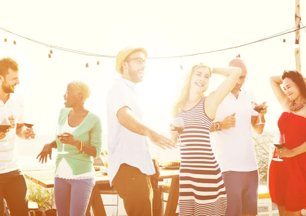 Prieteni agățat la petrecere în aer liber — Fotografie, imagine de stoc