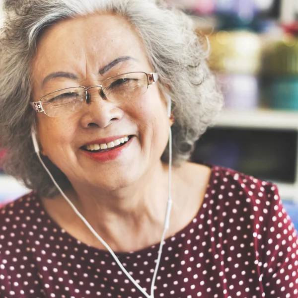 Abuela escuchando música —  Fotos de Stock