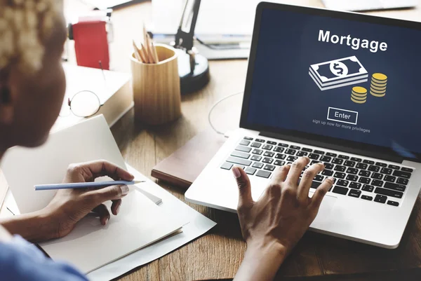 Woman using laptop — Stock Photo, Image