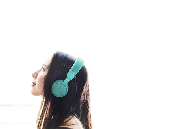 Mujer escuchando música — Foto de Stock