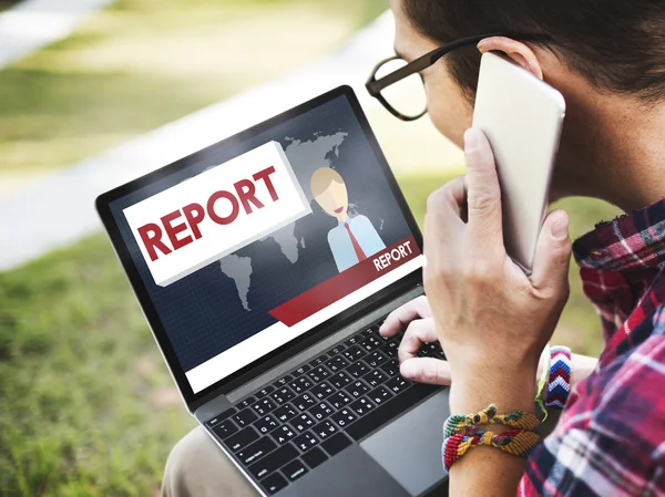 Man met behulp van digitale apparaten, surfen op het internet op laptop en spreken op de telefoon — Stockfoto