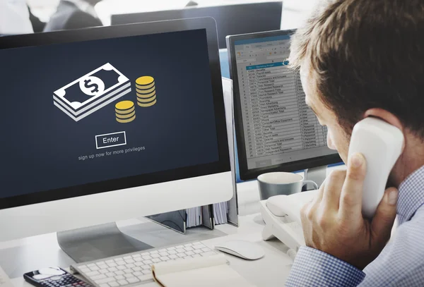 Homem de negócios trabalhando no computador com dinheiro — Fotografia de Stock