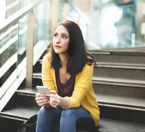 Junge Frau mit Handy — Stockfoto