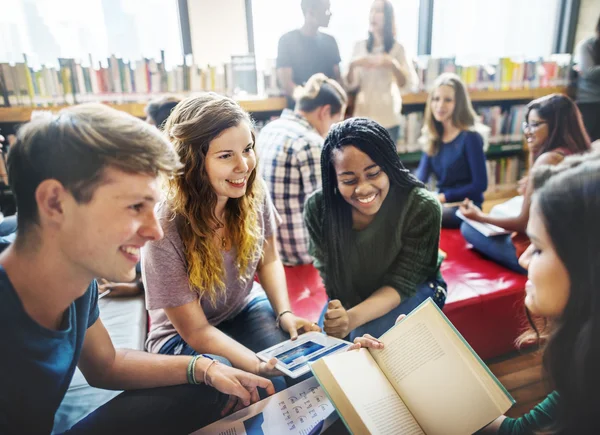 Öğrenciler birlikte öğrenme