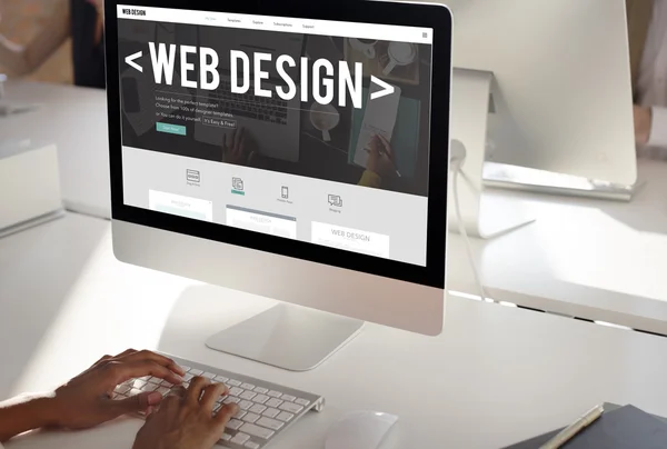 Computer con web design su monitor — Foto Stock