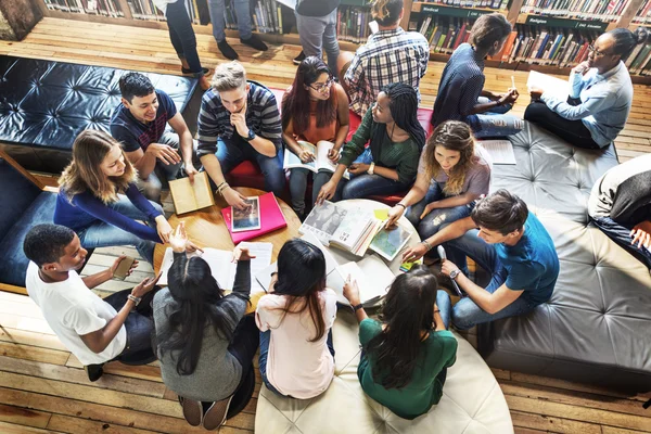 Różnorodność uczniów nauka razem w bibliotece — Zdjęcie stockowe