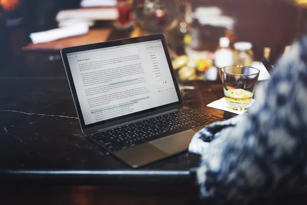 Laptop na mesa de madeira — Fotografia de Stock