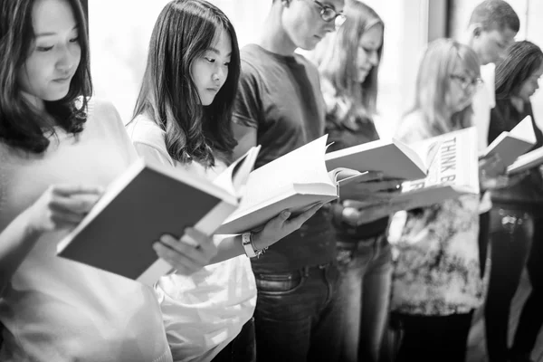 Studenten die boeken lezen — Stockfoto