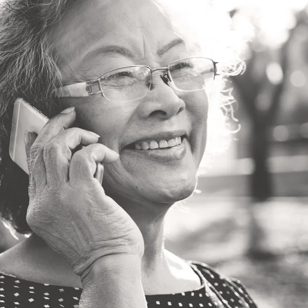 Grandma with mobile phone — Stock Photo, Image