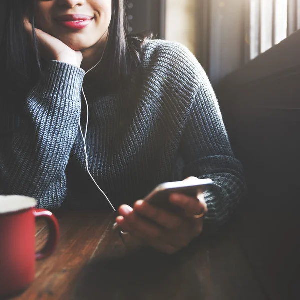 Frau mit Handy — Stockfoto