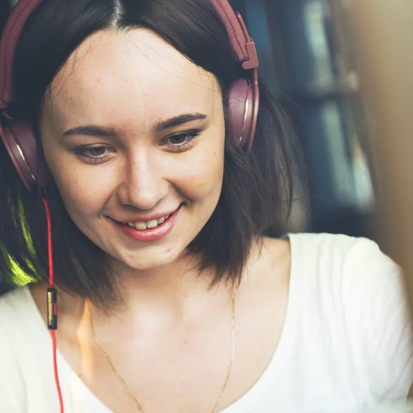 Mulher ouvir música — Fotografia de Stock