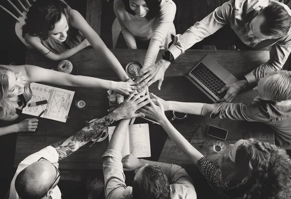 Persone che fanno mucchio di mani — Foto Stock