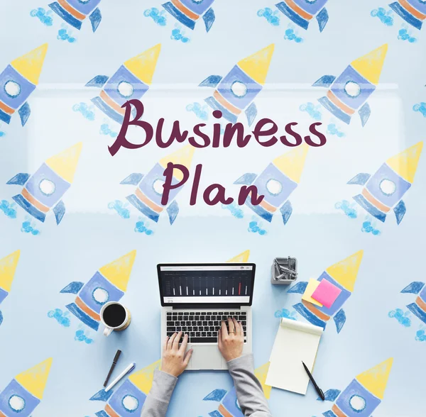 Laptop op tafel met businessplan — Stockfoto