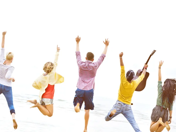 Glückliche Freunde haben Spaß im Sommer — Stockfoto