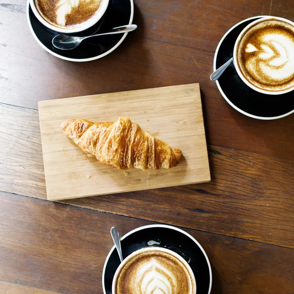 Kaffe och Croissant moskeer koncept — Stockfoto