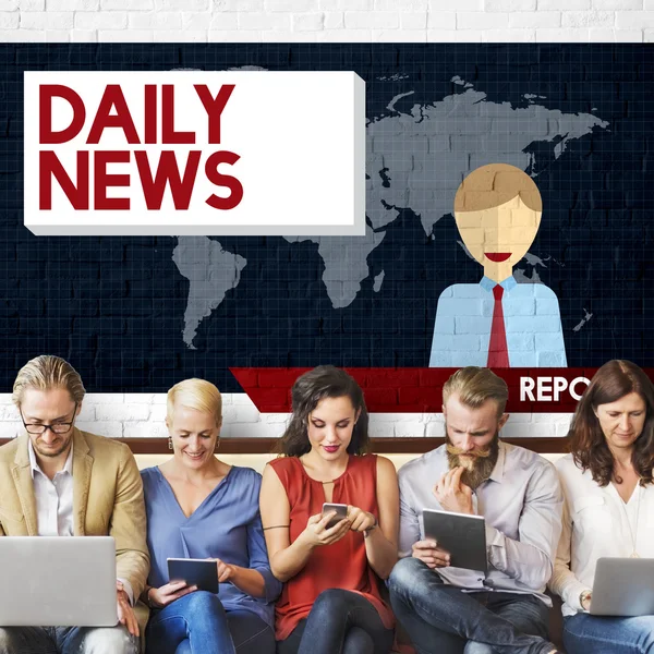 Les gens s'assoient avec des appareils et Daily News — Photo