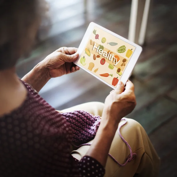 Starší žena s digitálním tabletu — Stock fotografie