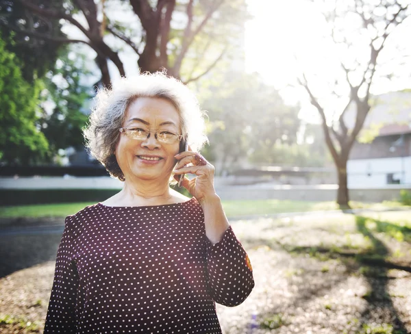 Abuela con teléfono móvil —  Fotos de Stock