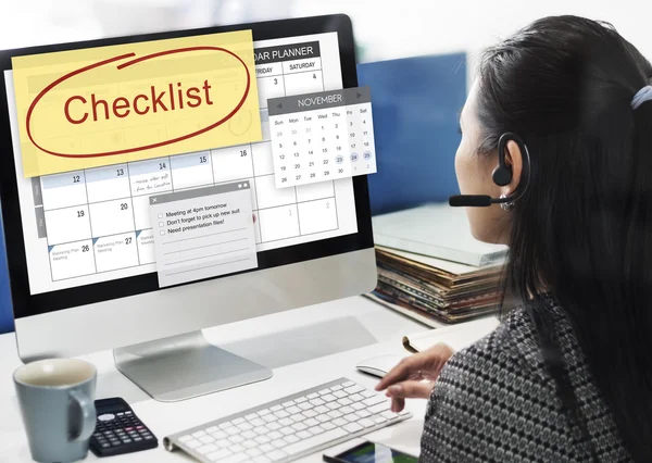 Empresária trabalhando no computador com checklist — Fotografia de Stock