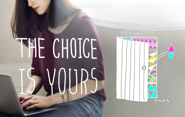 Женщина, работающая с ноутбуком 