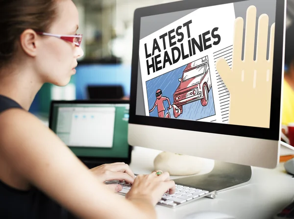 Affärskvinna arbetar på dator med senaste rubrikerna — Stockfoto