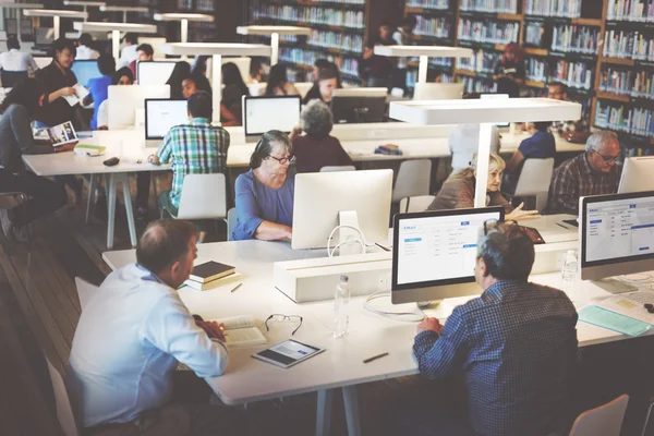 Studenti adulti anziani in classe di computer — Foto Stock